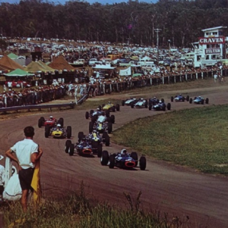 Explication écossaise entre Jackie Stewar, Graham Hill (BRPM P261) et Jim Clark (Lotus 33) à Lakeside pendant le GP d'Australie de la Tasman Cup